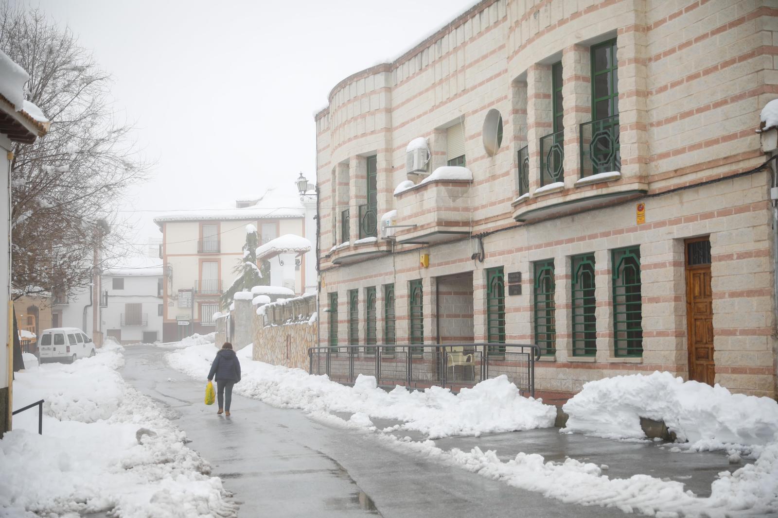 Son los propios vecinos los que arriman el hombro para abrir senderos en los muros de nieve,que ha dejado estampas para el recuerdo