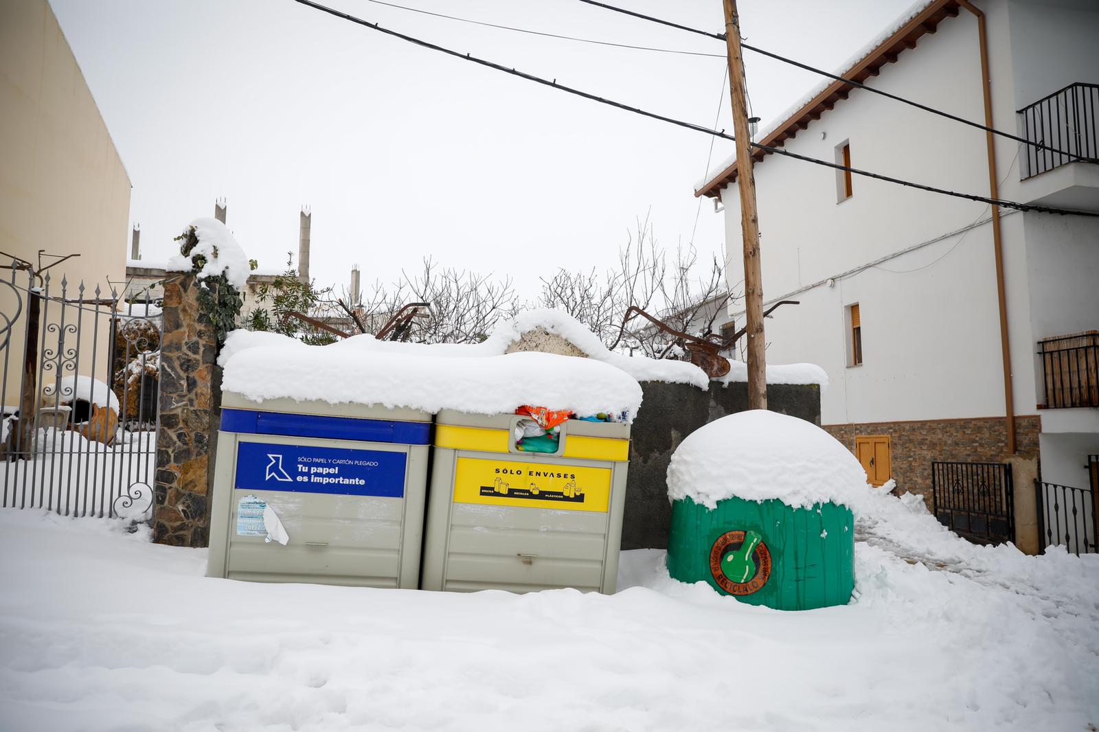 Son los propios vecinos los que arriman el hombro para abrir senderos en los muros de nieve,que ha dejado estampas para el recuerdo