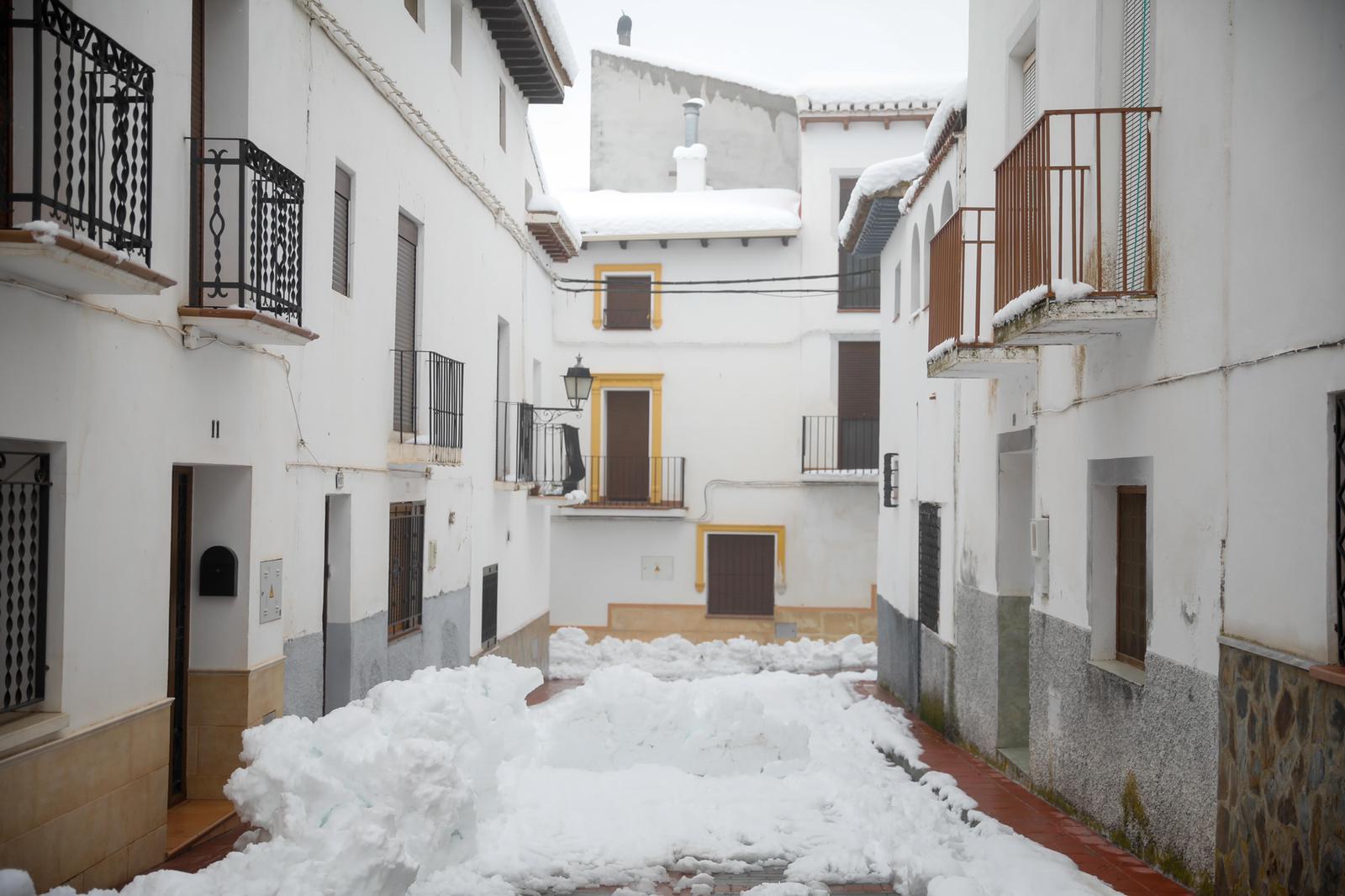 Son los propios vecinos los que arriman el hombro para abrir senderos en los muros de nieve,que ha dejado estampas para el recuerdo