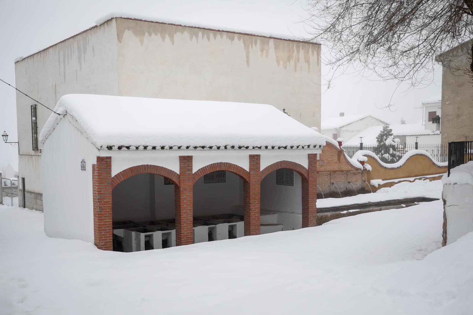 Son los propios vecinos los que arriman el hombro para abrir senderos en los muros de nieve,que ha dejado estampas para el recuerdo