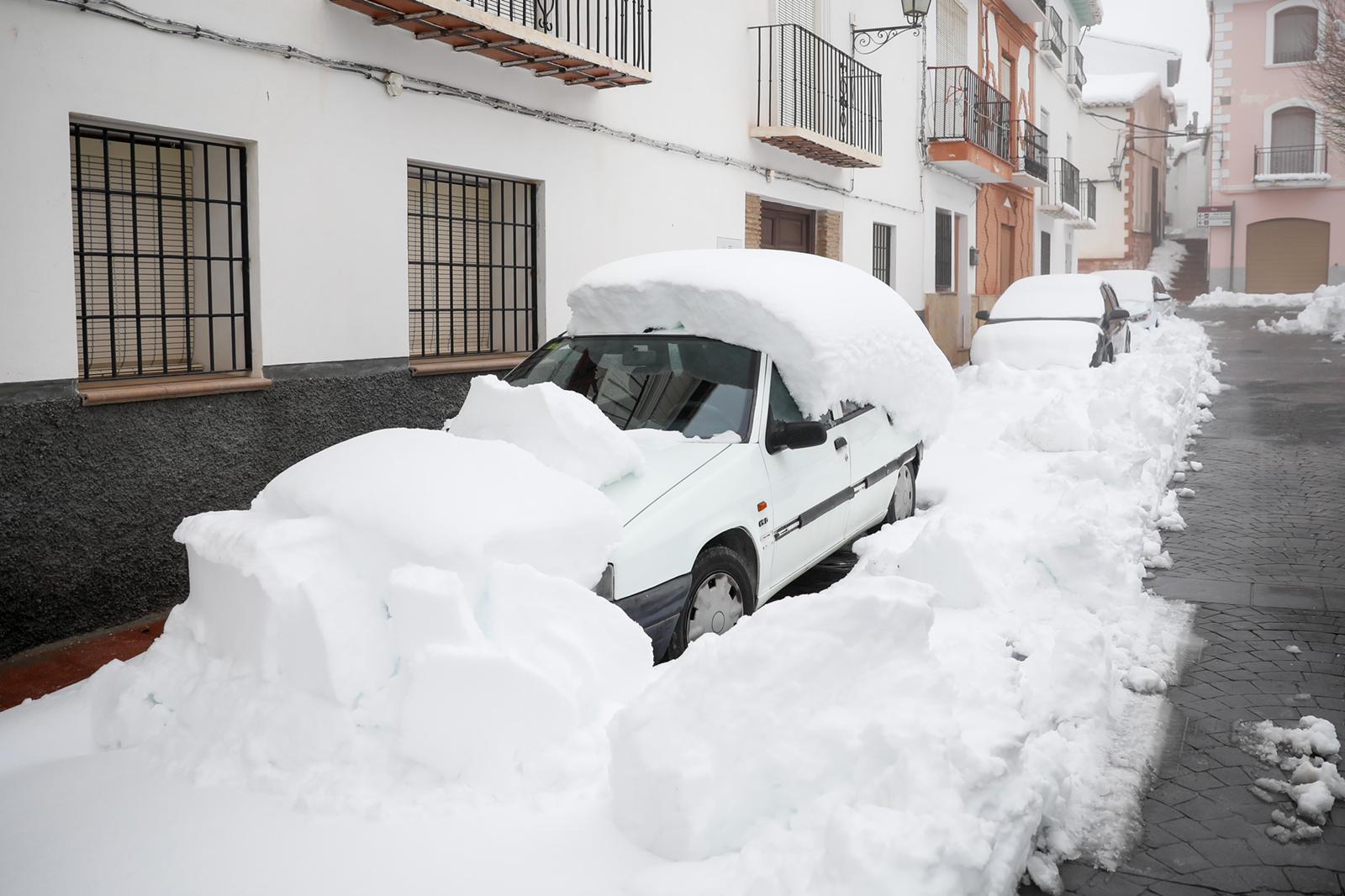 Son los propios vecinos los que arriman el hombro para abrir senderos en los muros de nieve,que ha dejado estampas para el recuerdo