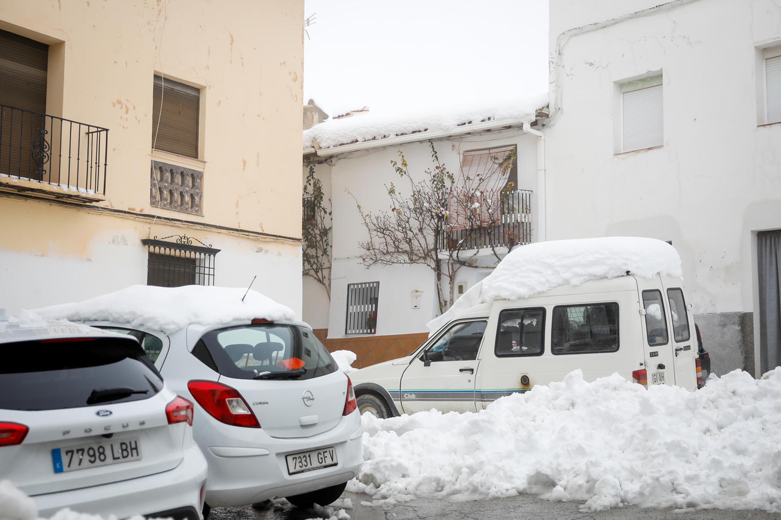 Son los propios vecinos los que arriman el hombro para abrir senderos en los muros de nieve,que ha dejado estampas para el recuerdo