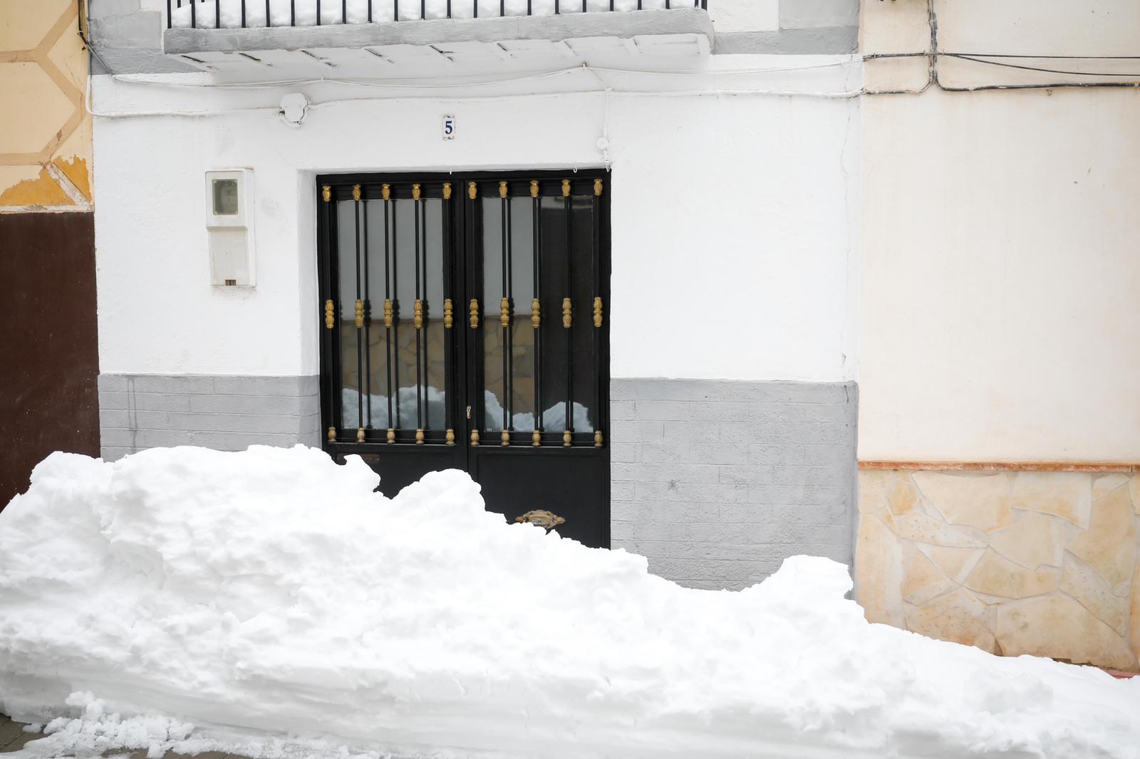 Son los propios vecinos los que arriman el hombro para abrir senderos en los muros de nieve,que ha dejado estampas para el recuerdo