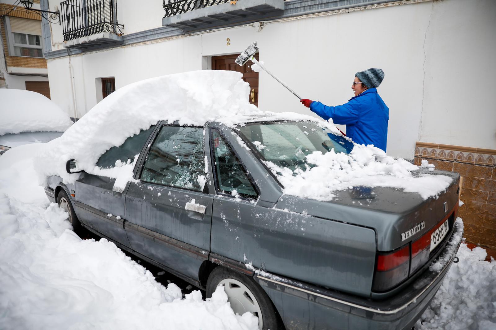 Son los propios vecinos los que arriman el hombro para abrir senderos en los muros de nieve,que ha dejado estampas para el recuerdo