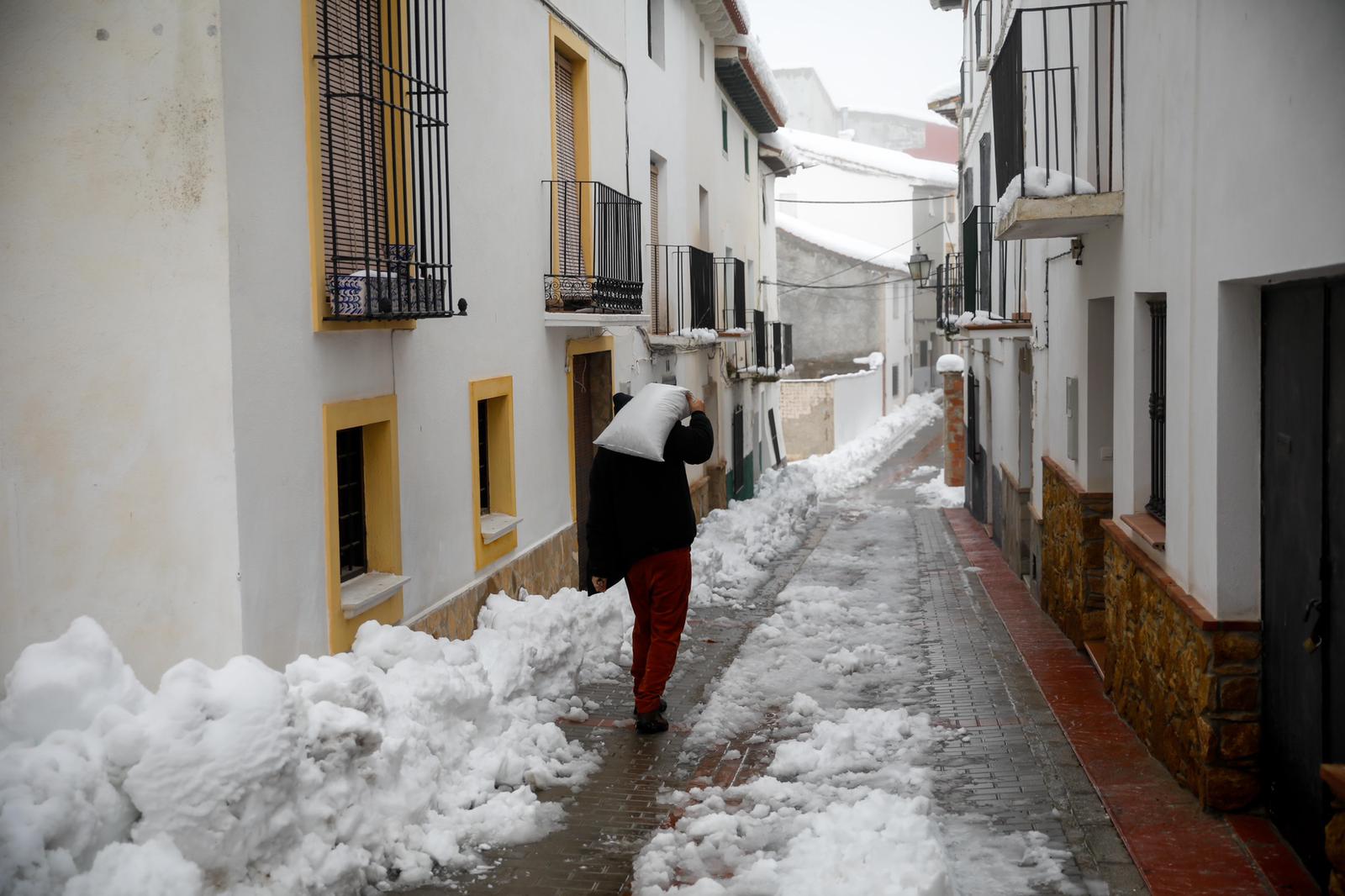Son los propios vecinos los que arriman el hombro para abrir senderos en los muros de nieve,que ha dejado estampas para el recuerdo
