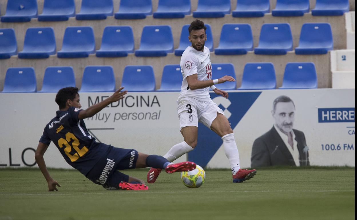 Alberto López se anticipa a un rival en un partido anterior. 