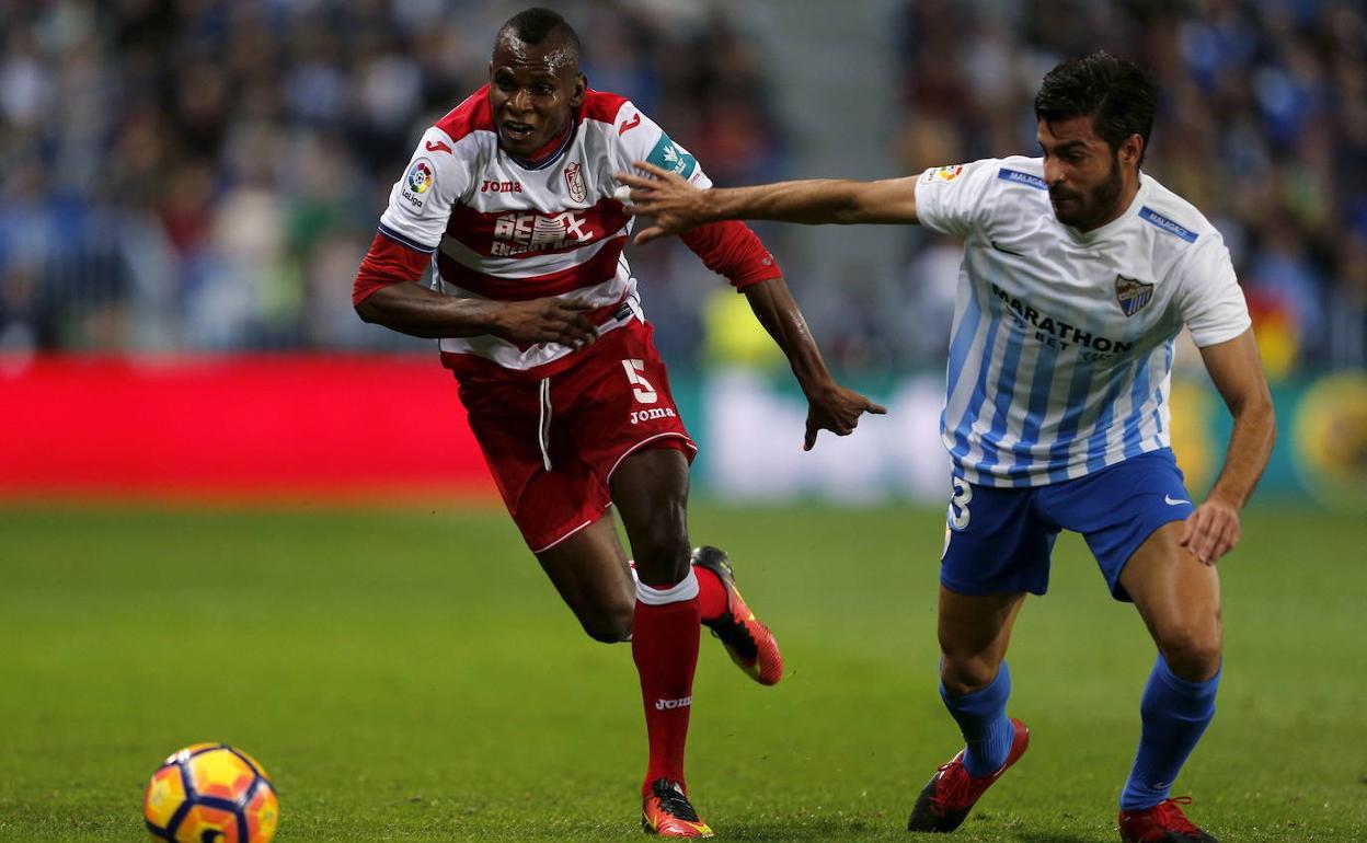 Uche Agbo, en un partido del Granada en La Rosaleda. 