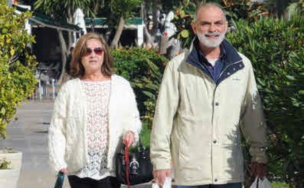 Pepa Flores, junto a su actual pareja, con la que lleva más de 30 años, paseando por una calle de Málaga.