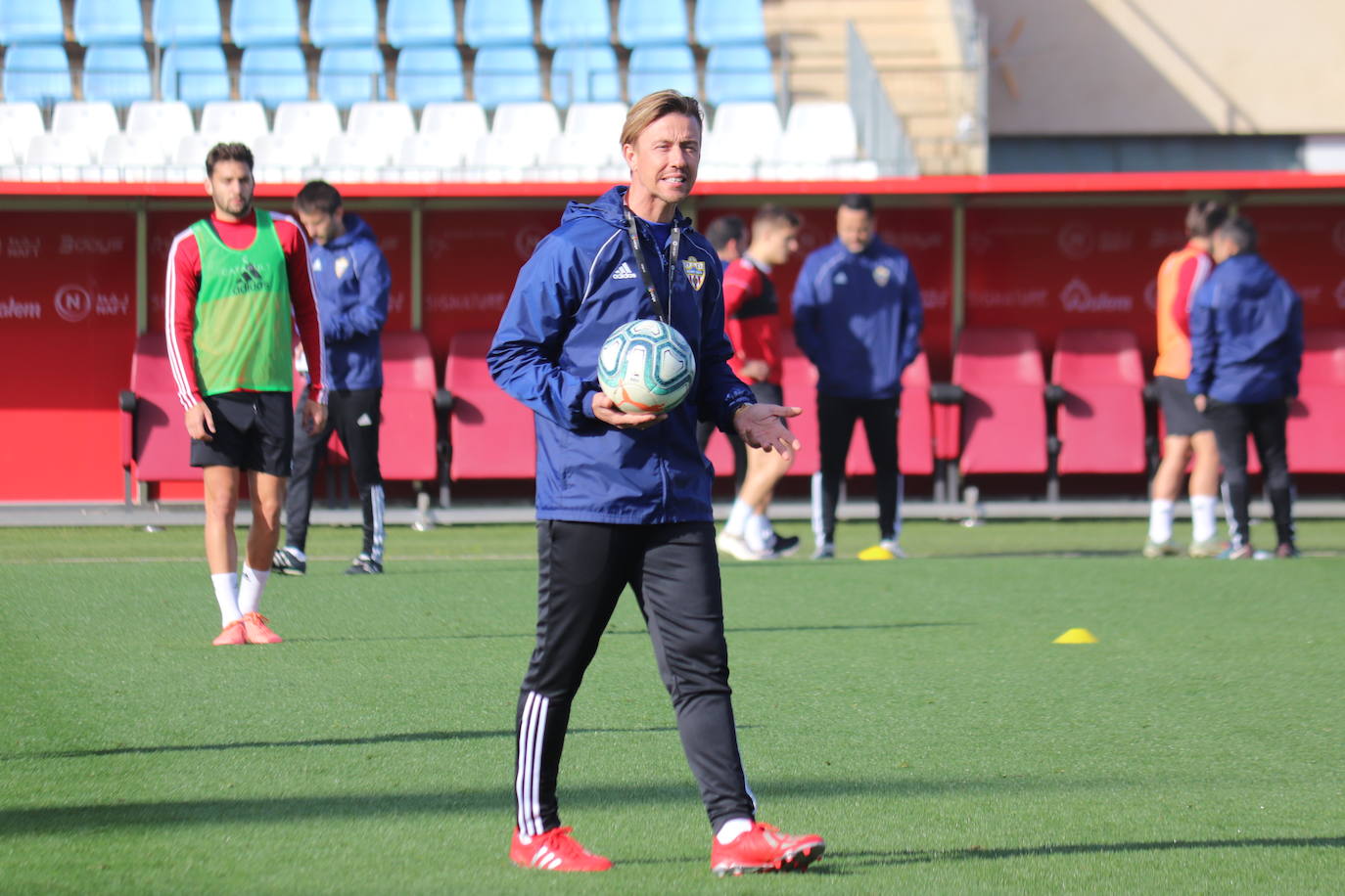 José María Gutiérrez con el balón en la mano. 
