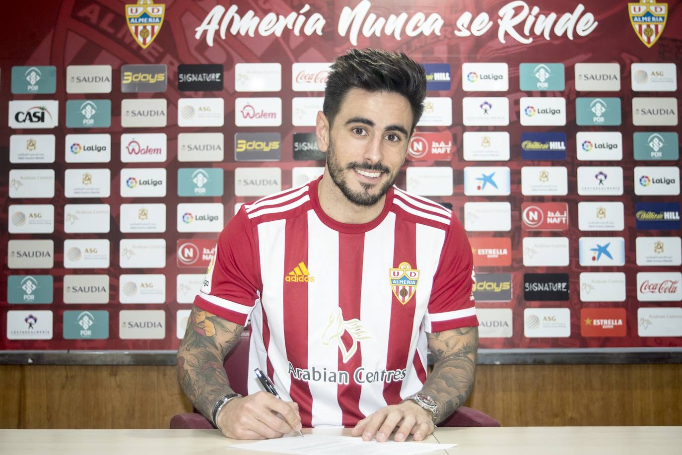 David Costas firma su contrato en la sede de la UD Almería. 