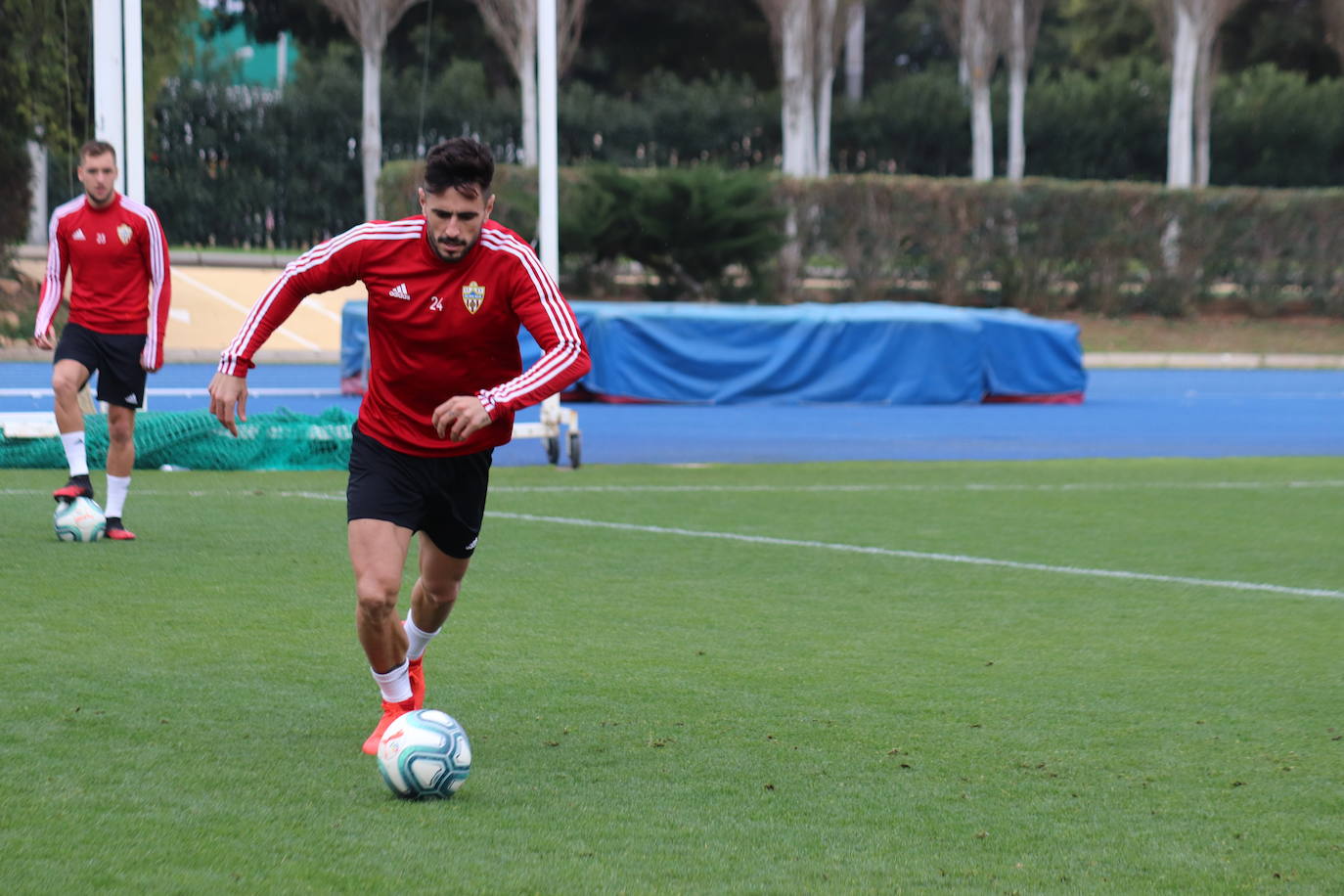 Besar el santo. David Costas se estrenó ayer como rojiblanco de hecho y hoy puede ser titular, 