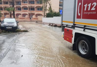 Imagen secundaria 1 - La tormenta descarga con fuerza en Almuñécar e inunda varias calles