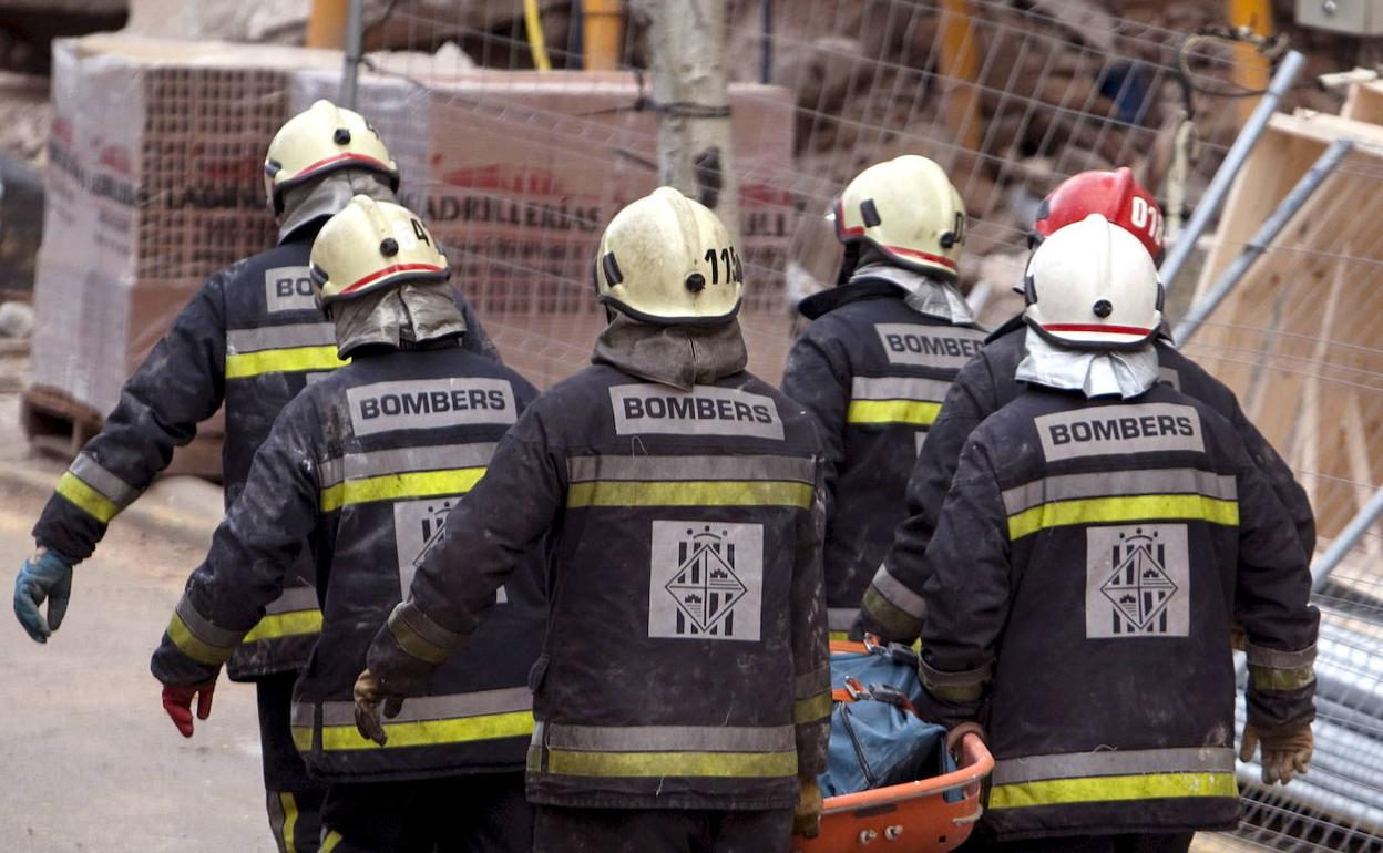 Imagen de archivo de bomberos de Mallorca tras rescatar un cuerpo. 