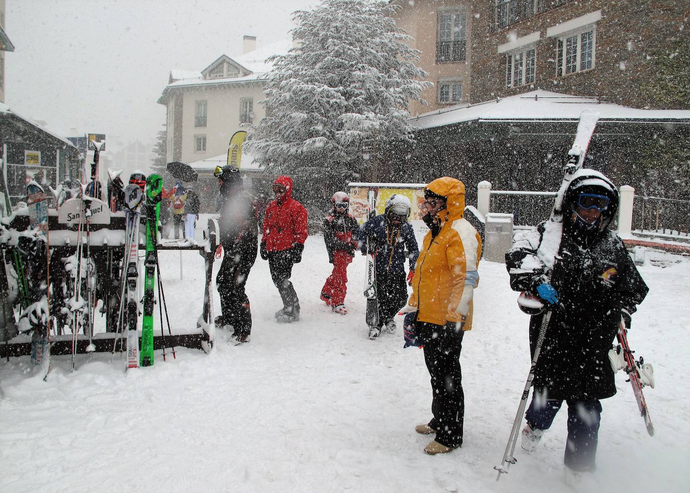La estación ha abierto intermitentemente este sábado con importante presencia de público a pesar del temporal 