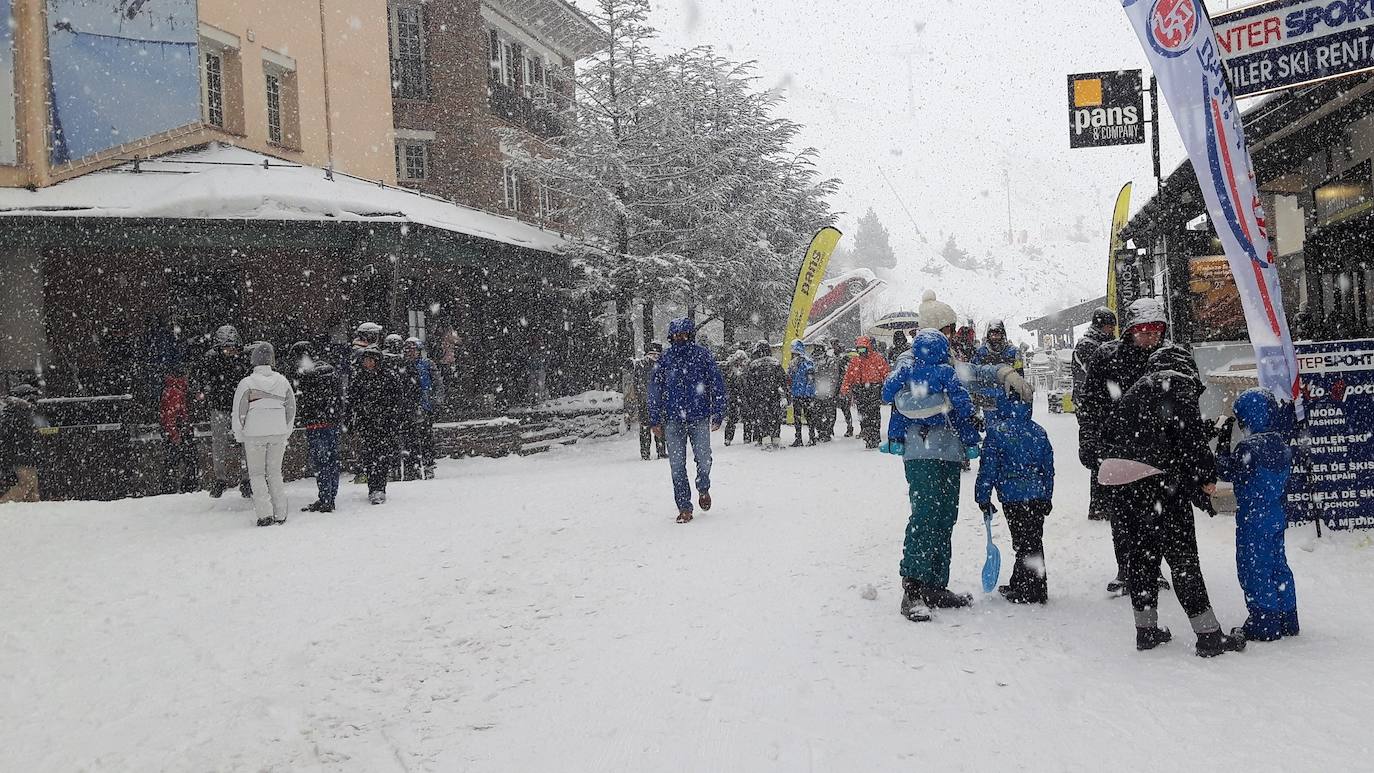La estación ha abierto intermitentemente este sábado con importante presencia de público a pesar del temporal 