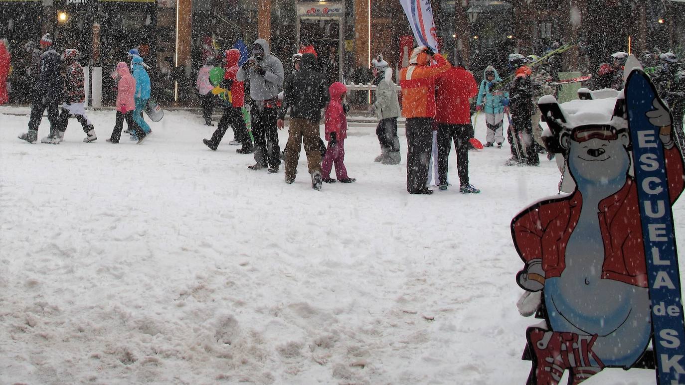 La estación ha abierto intermitentemente este sábado con importante presencia de público a pesar del temporal 
