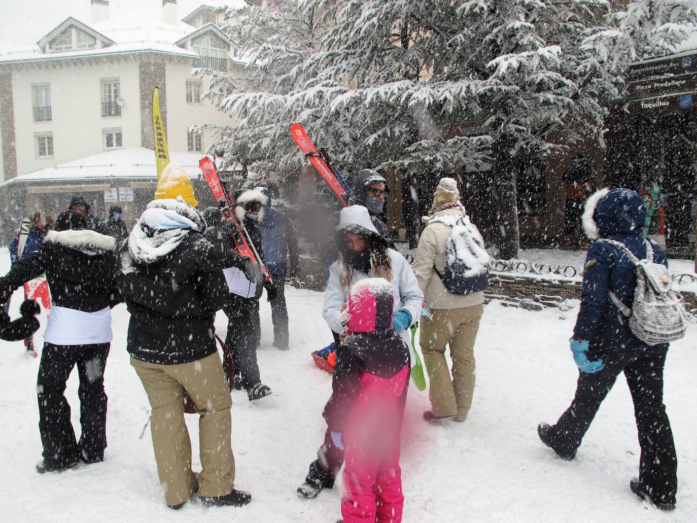 La estación ha abierto intermitentemente este sábado con importante presencia de público a pesar del temporal 