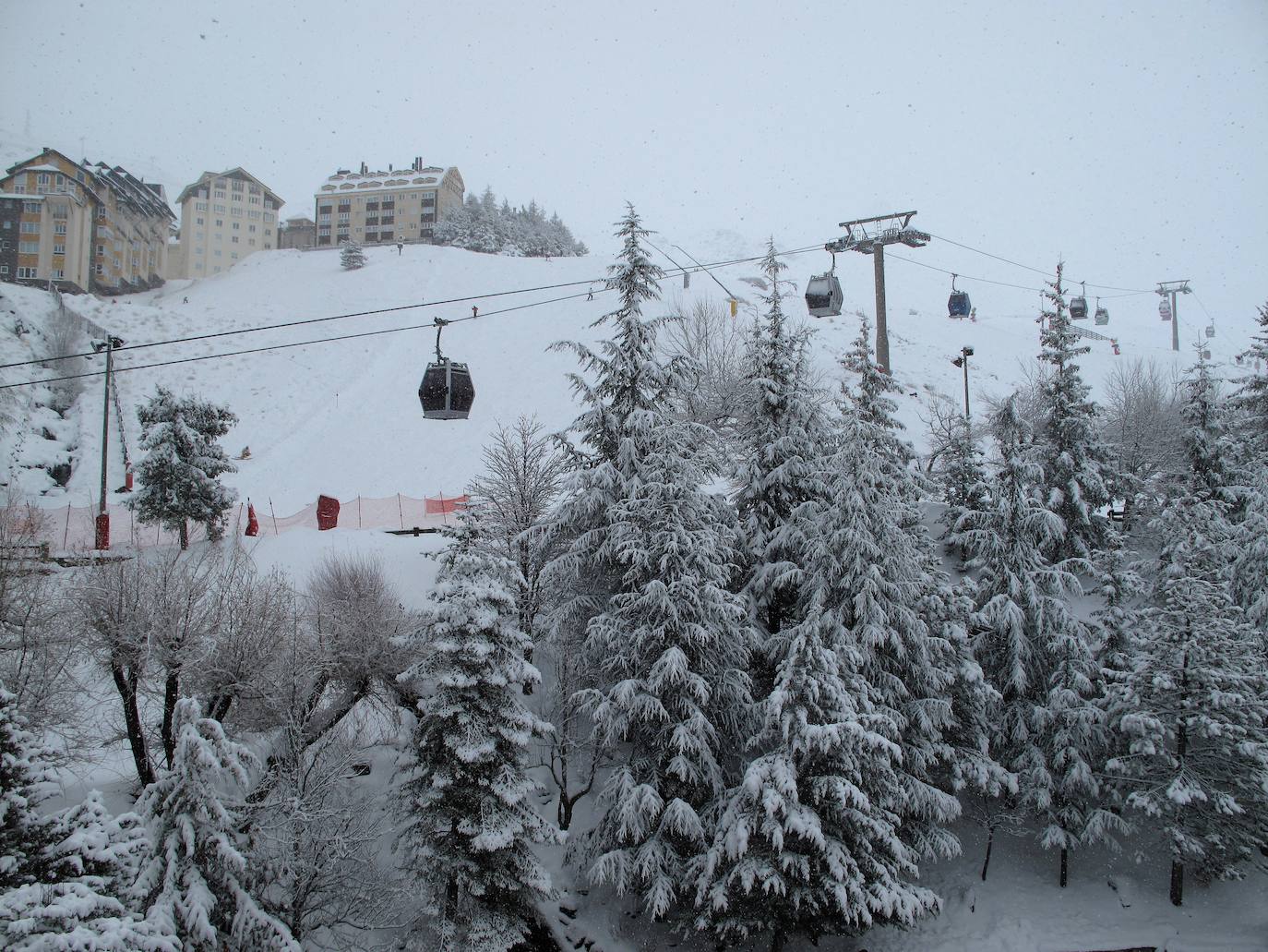 La estación ha abierto intermitentemente este sábado con importante presencia de público a pesar del temporal 