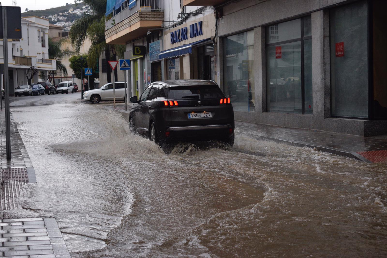 La lluvia inunda las calles de la localidad