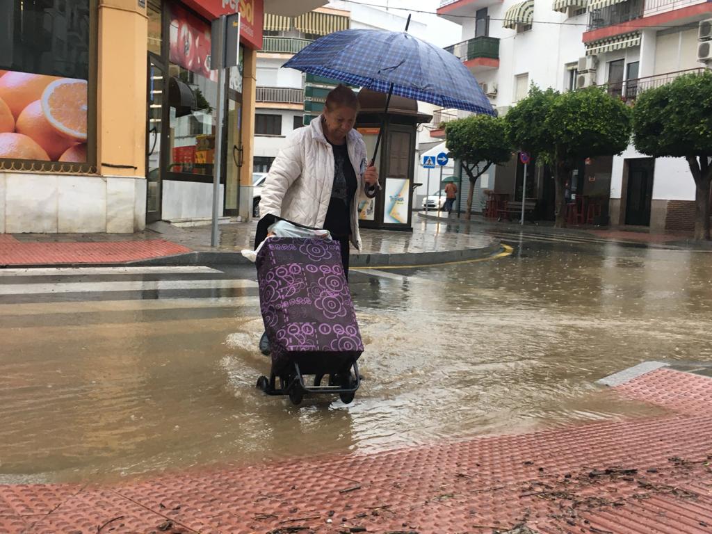 La lluvia inunda las calles de la localidad