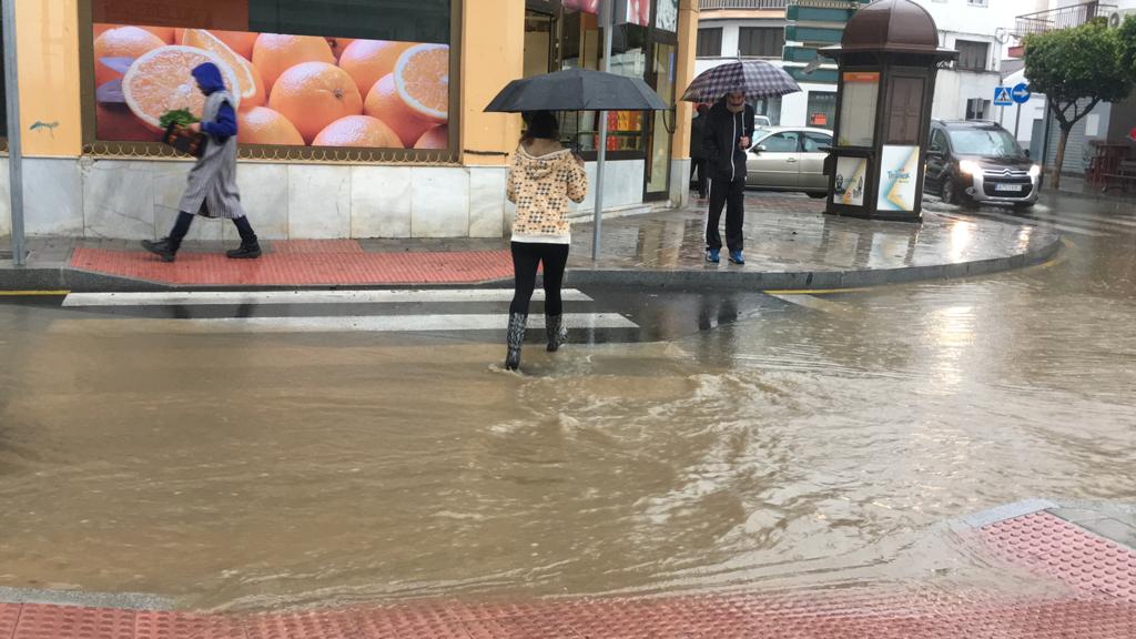 La lluvia inunda las calles de la localidad