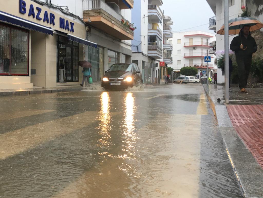 La lluvia inunda las calles de la localidad
