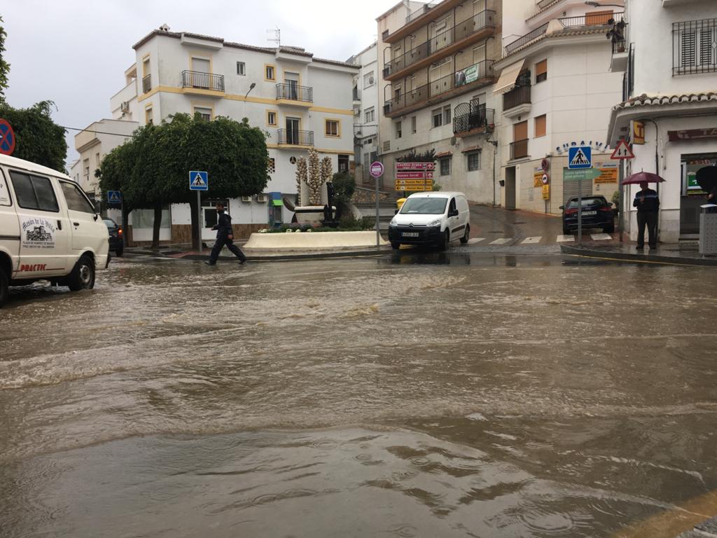 La lluvia inunda las calles de la localidad