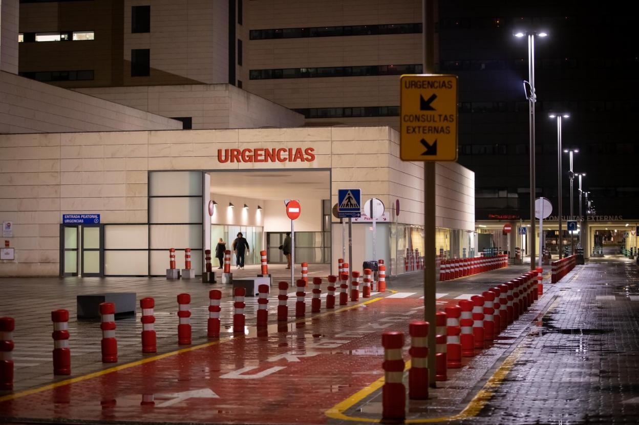 Entrada de Urgencias del Hospital Clínico, en el PTS, anoche. 