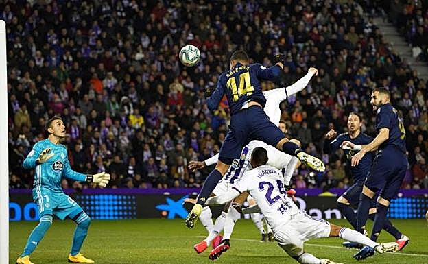 Casemiro cabecea a gol en una jugada anulada luego por el VAR. 