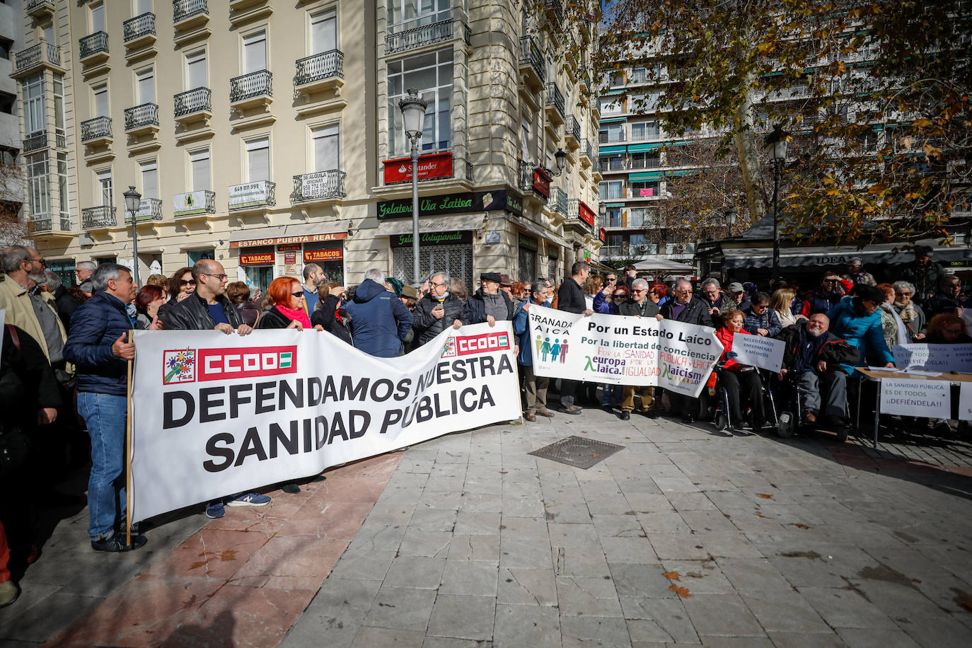 La absorcion de la Escuela Andaluza de Salud Publica toma protagonismo en la concentración que han secundado 400 ciudadanos