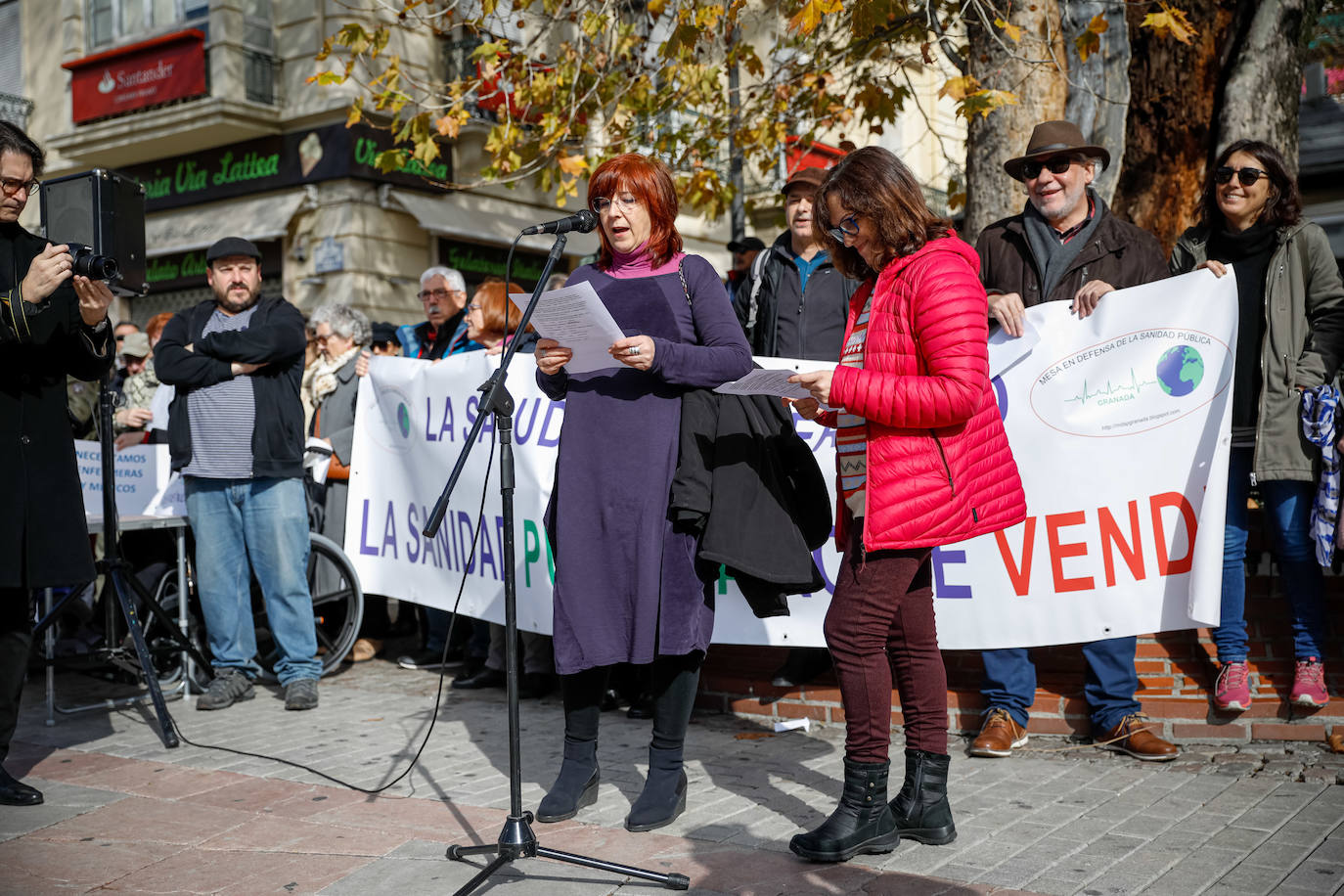 La absorcion de la Escuela Andaluza de Salud Publica toma protagonismo en la concentración que han secundado 400 ciudadanos