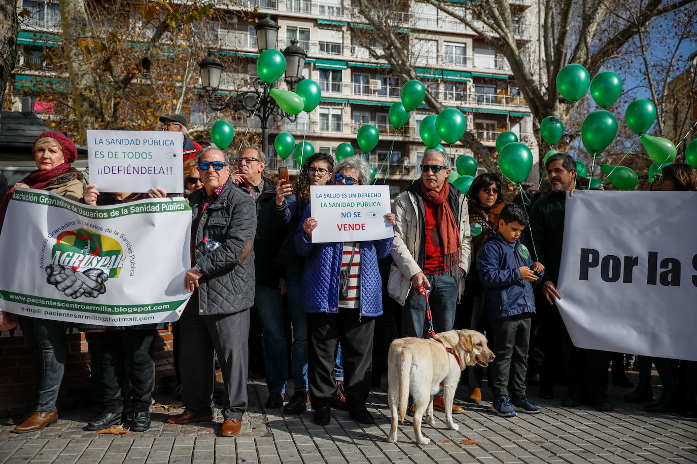 La absorcion de la Escuela Andaluza de Salud Publica toma protagonismo en la concentración que han secundado 400 ciudadanos