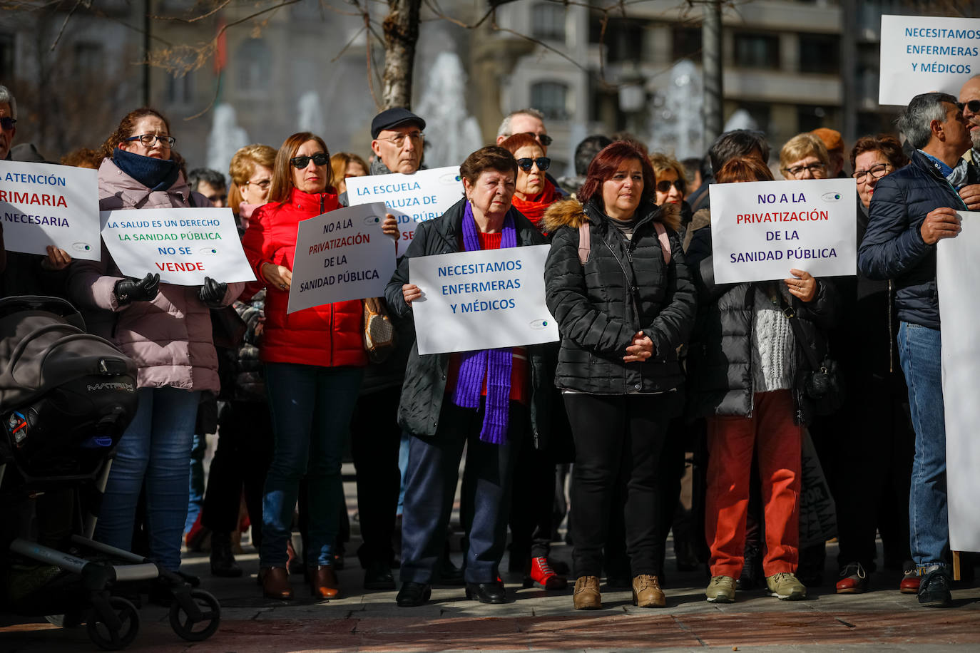 La absorcion de la Escuela Andaluza de Salud Publica toma protagonismo en la concentración que han secundado 400 ciudadanos