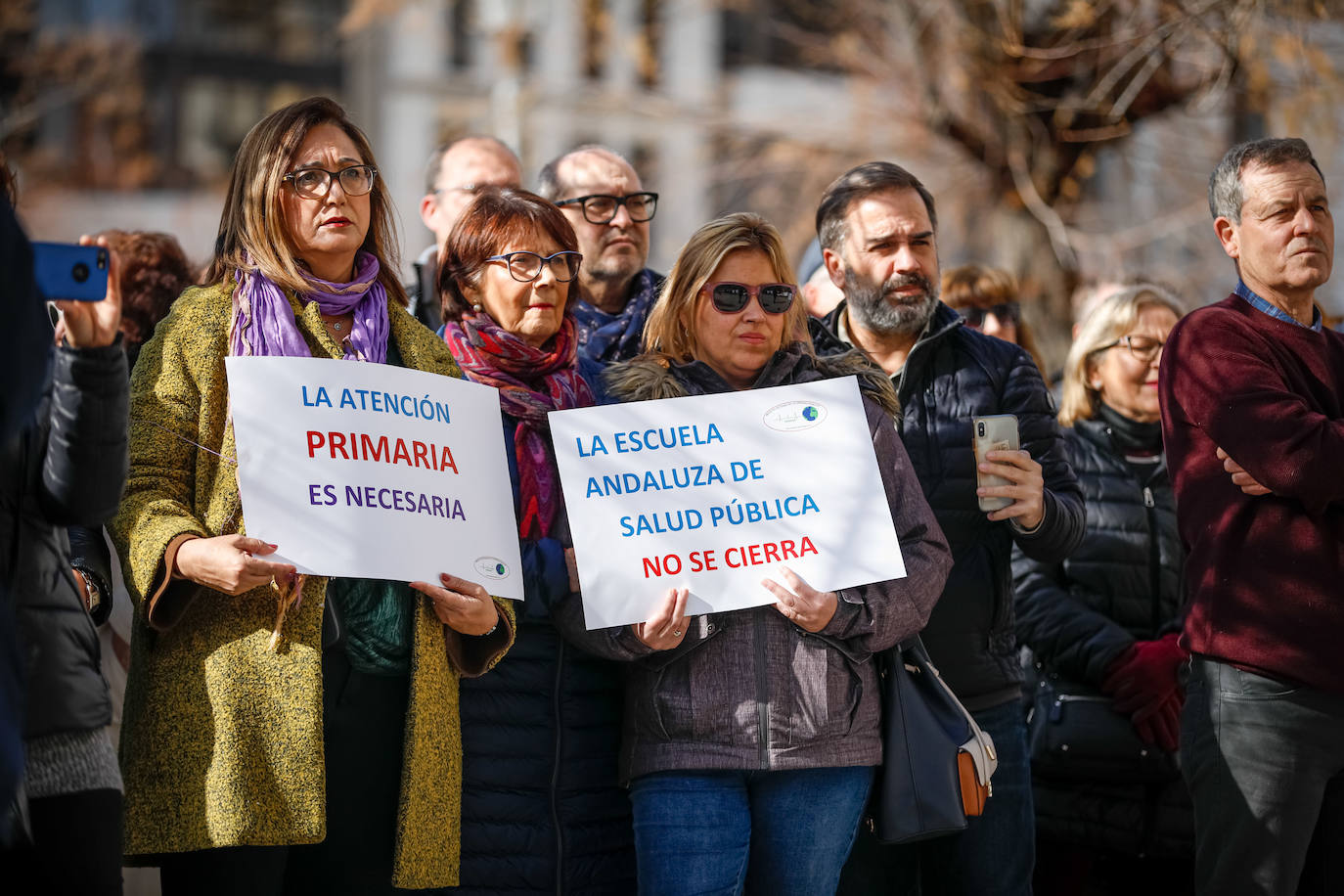La absorcion de la Escuela Andaluza de Salud Publica toma protagonismo en la concentración que han secundado 400 ciudadanos