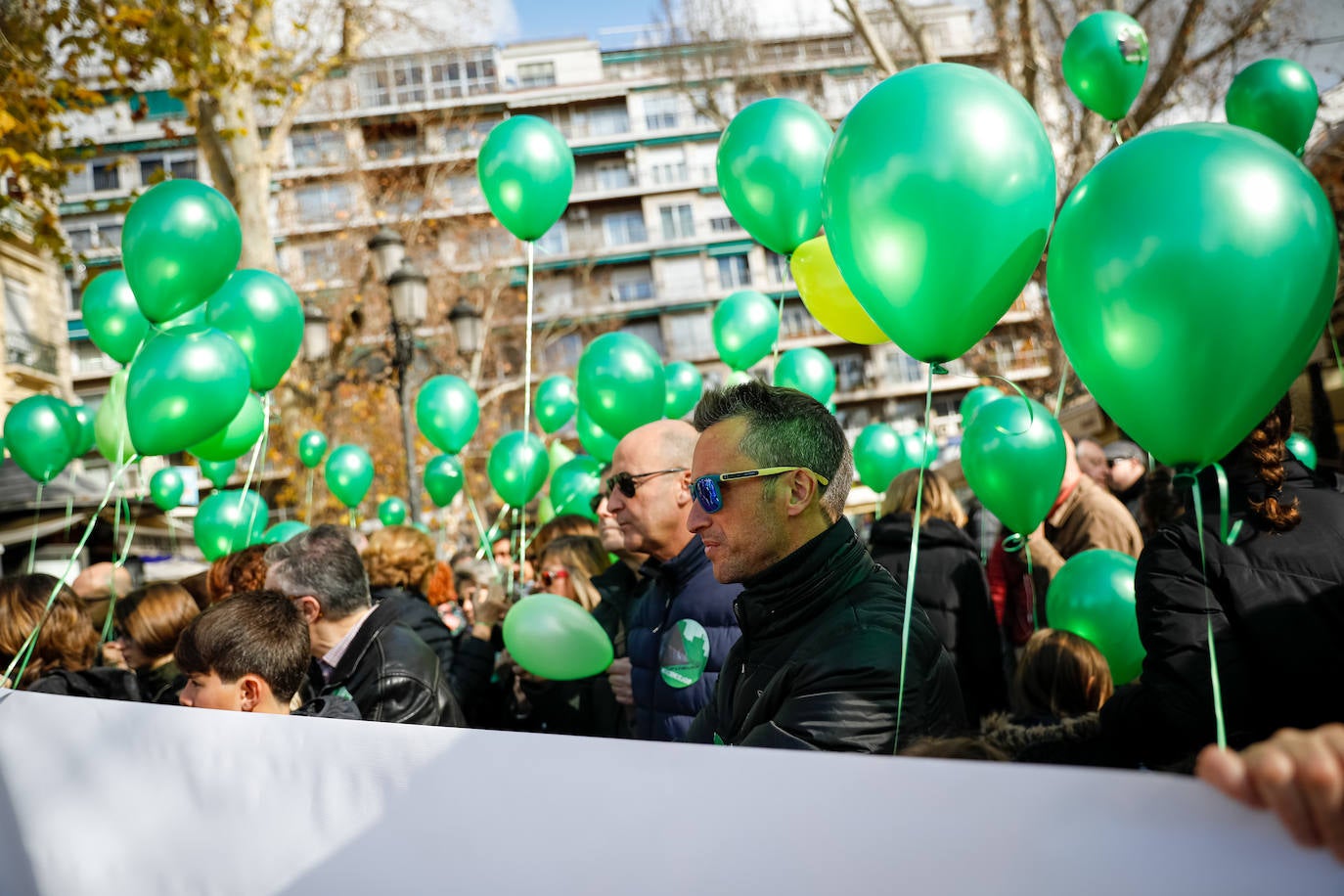 La absorcion de la Escuela Andaluza de Salud Publica toma protagonismo en la concentración que han secundado 400 ciudadanos