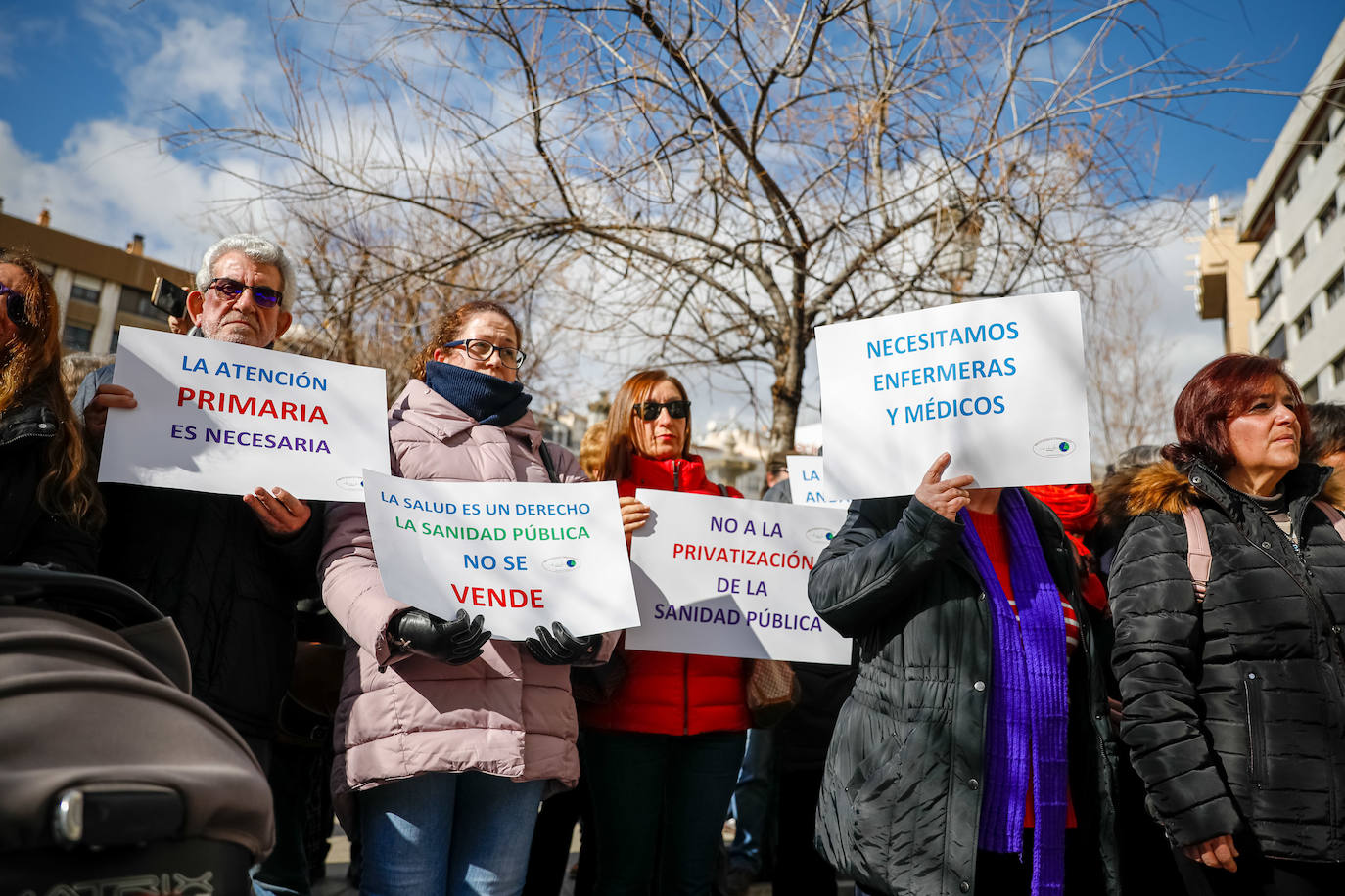 La absorcion de la Escuela Andaluza de Salud Publica toma protagonismo en la concentración que han secundado 400 ciudadanos