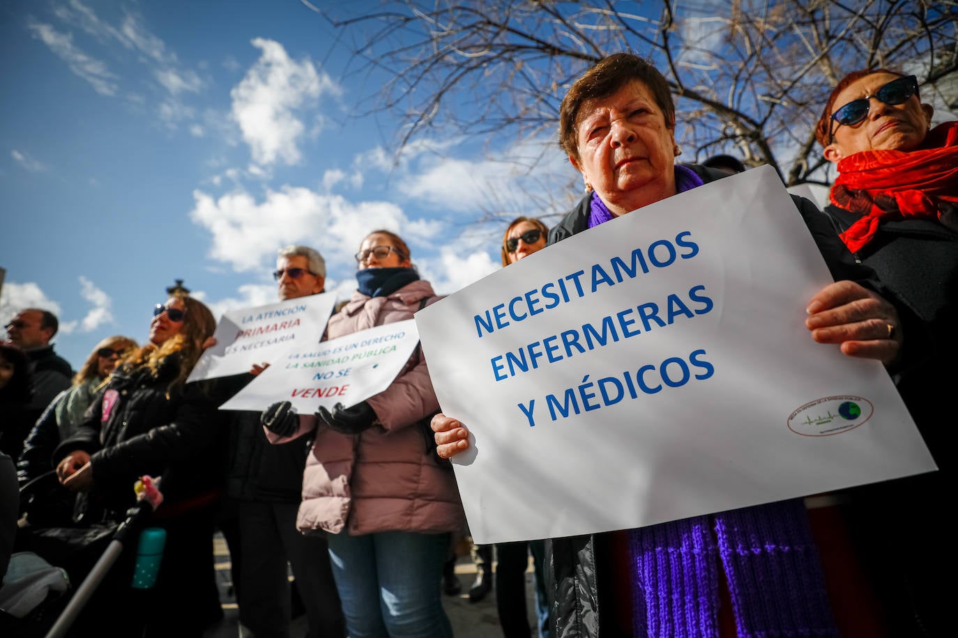 La absorcion de la Escuela Andaluza de Salud Publica toma protagonismo en la concentración que han secundado 400 ciudadanos