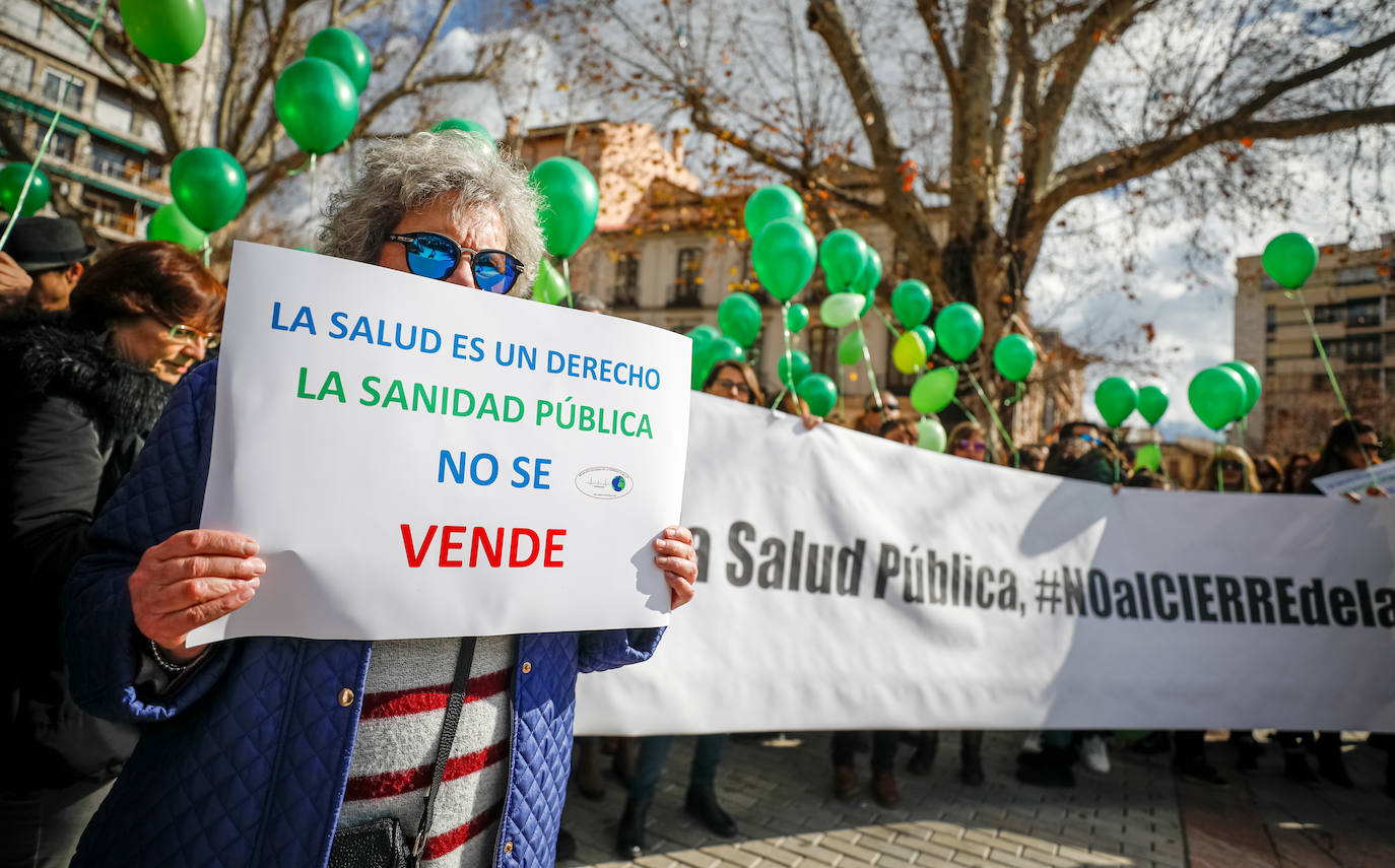 La absorcion de la Escuela Andaluza de Salud Publica toma protagonismo en la concentración que han secundado 400 ciudadanos