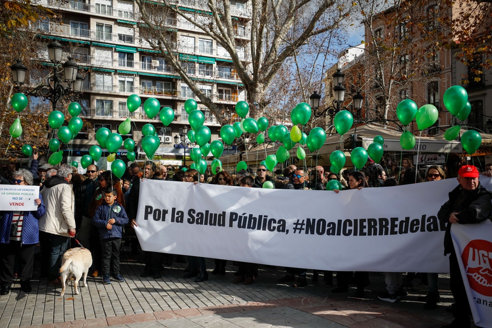 La absorcion de la Escuela Andaluza de Salud Publica toma protagonismo en la concentración que han secundado 400 ciudadanos