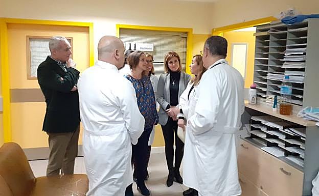 La viceconsejera y la delegada de Salud en su visita a los centros sanitarios.