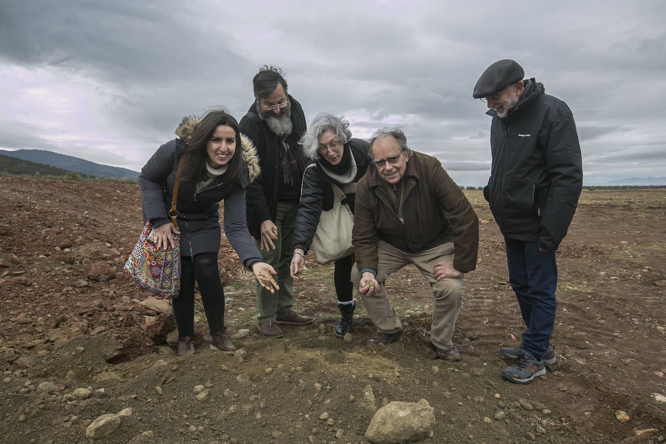 La mitad del patronato de la fundación, en la finca en la que se construirá el centro, en Jérez del Marquesado.