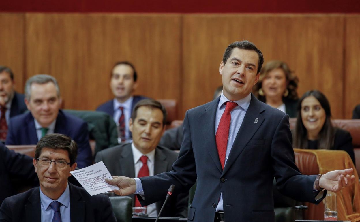 Juanma Moreno, durante una sesión del Parlamento. 
