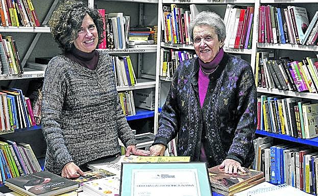 Arantza Miralles y su madre, Ana Adarraga, nacida en Hernani hace 90 años, en su librería Aliana, en Madrid.
