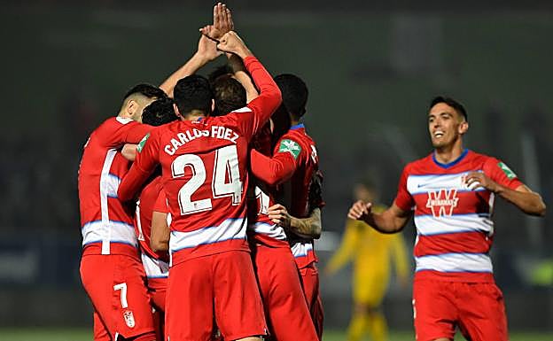 Celebración del triunfo del Granada en Badalona. 