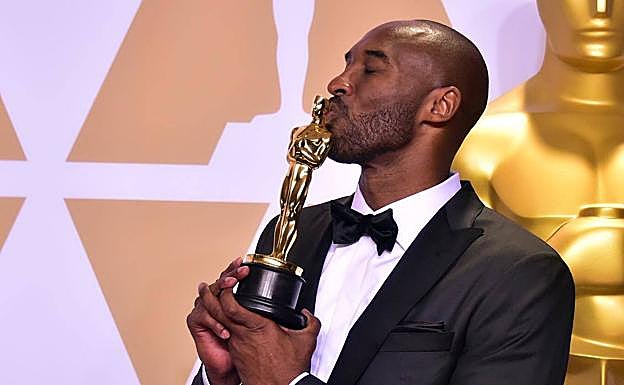 Kobe Bryant en 2018 con el Oscar al mejor corto de animación. 
