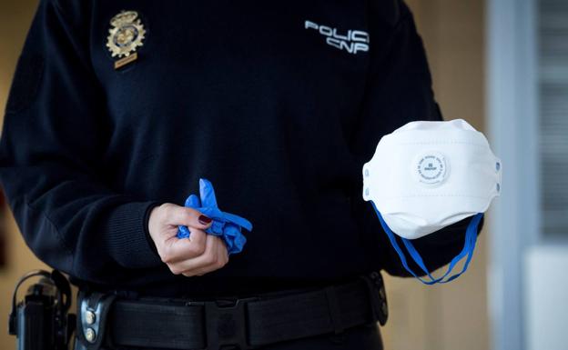 La Policía Nacional reparte marcarillas a los agentes en los aeropuertos ante el coronavirus