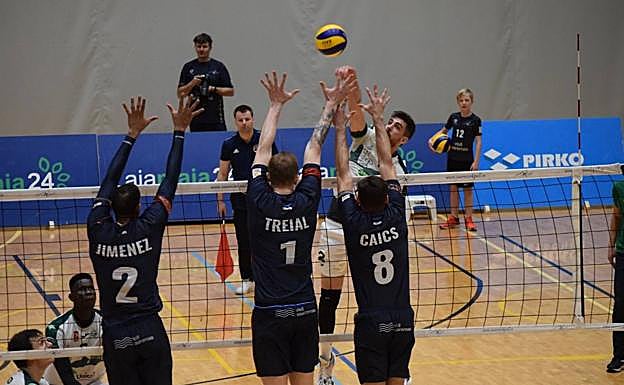 Imagen principal - Arriba, Hage supera el triple bloqueo de Jimenez, Treial y Caics. Abajo a la izquierda, bloqueo almeriense en un pabellón lleno. Abajo a la derecha, Kukartsev supera a Graham y Giger. 