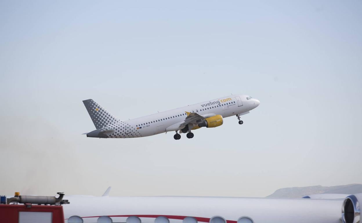 Avión de Vueling despega del aeropuerto de Granada. 