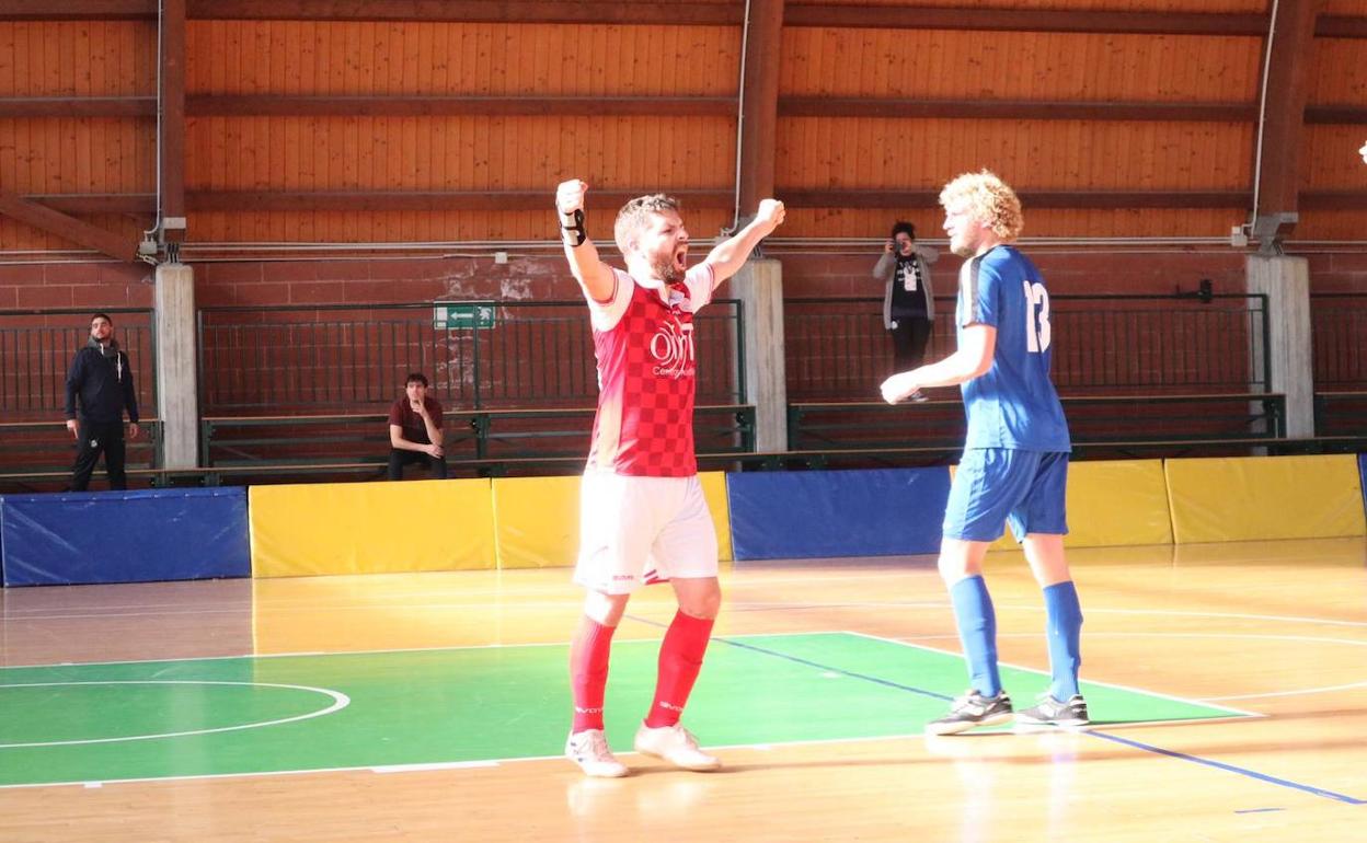 El jugador Antonio Lara celebra uno de los tantos conseguidos por el CDSGranada en el torneo