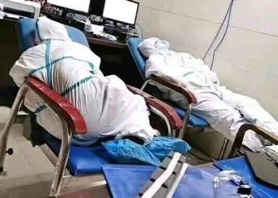 Imagen secundaria 1 - Coronavirus: las impactantes fotos de los médicos que están dando la vuelta al mundo